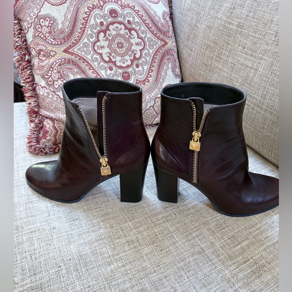 MICHAEL Michael Kors Elegant Brown Ankle Boots